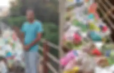 Bak Serdadu Siap Jaga Markas, Pria Ini Siaga Berdiri Siang Malam untuk Cegah Warga Buang Sampah di Sungai, Netizen: Yang Kaya Gini Pantas Jadi Duta