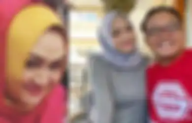 Khusyuk Berdoa dan Taburkan Bunga ke Pusara Lina, Sule Meminta Restu untuk Menikah Lagi: Kita Minta Izin