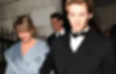 Cute! Taylor Swift Pakai Jaket Joe Alwyn di Grammys Afterparty
