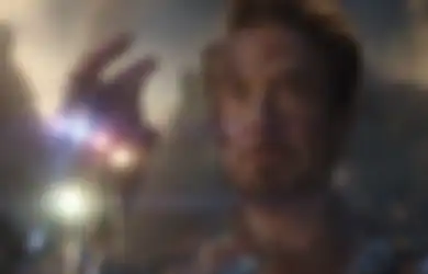 Lihat Robert Downey Jr. Berpose Metal dengan Infinity Gauntlet Saat Promosiin Konser Metallica