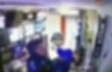 Kesempatan dalam Kesempitan, 2 Oknum Polisi Hubungan Suami Istri di Jam Kerja, Terekam CCTV Sempat Celingukan Tunggu Kantor Sepi