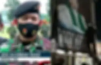 Viral Aksi Sejumlah Pria Berseragam Loreng Copot Baliho Raksasa Rizieq Shihab, Begini Penjelasan TNI 