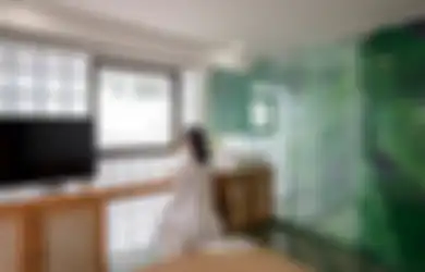 Pesona Batu Bata Kaca, Kuatkan Karakter Hunian Minimalis Menyatu Alam