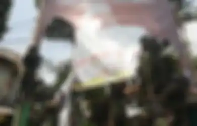 Terlanjur Viral Hingga Tuai Polemik, Sosok Wanita Baju Kotak-kotak yang Ikut Ranpur Anoa Saat Operasi Copot Baliho Rizieq Akhirnya Terungkap