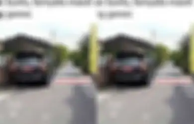 Seakan Ngerasa yang Punya Jalan Kampung, Viral Foto Mobil Pejabat Parkir di Bahu Jalan Umum hingga Diberi Atap, Ingat Aturan Pemilik Mobil Wajib Punya Garasi!
