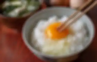 Fakta Unik Tamago Kake Gohan dan Alasan Orang Jepang Suka Sarapan Telur Mentah