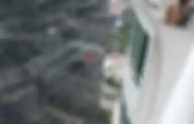 Duduk di Ujung Balkon Lantai 10 Apartemen Setia Budi, Percobaan Bunuh Diri Wanita Ini Berhasil Digagalkan Petugas Damkar, Foto Aksinya Viral di Medsos