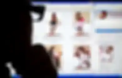 Ditangkap di Hotel, 2 Orang Artis yang Diduga Terlibat Kasus Prostitusi Online Hanya Menundukkan Kepala saat Berada di Kantor Polisi, Ini Fotonya