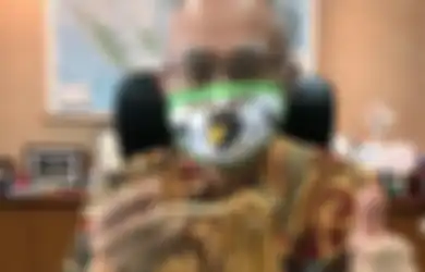 Unyu Abis! Dubes Jepang Pamer Masker Gambar Spanduk Pecel Lele