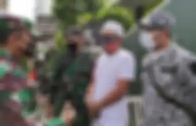 Datang Bermaksud Semprotkan Disinfektan, Dandim Jakpus Dihadang Laskar FPI Saat akan Masuk ke Rumah Habib Rizieq, Kol Inf Luqman: Ini Wilayah NKRI, Petamburan Ini Wilayah Kita!