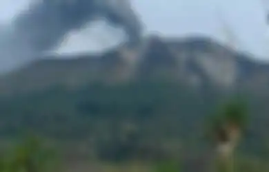 Dibarengi dengan Letusan Besar, Gunung Ile Lewotok di NTT Erupsi dan Muntahkan Kolom Abu Setinggi 4 Ribu Meter hingga Warga Panik dan Langsung Mengungsi!
