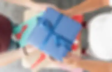 Jangan Sembarang Bungkus Paket Hadiah, Ini Tips Beri Bingkisan Biar Lebih Berkesan