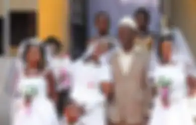 Gandeng Tiga Wanita, Pria Ini Gelar Perkawinan 3-in-1 hingga Hebohkan Sejagat Afrika, Sesumbar Para Istrinya Kebacut Cinta Miski Hidup dalam Kemiskinan