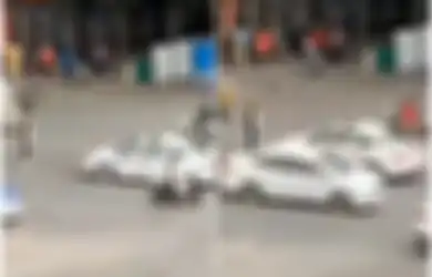 Lahir Batinnya Benar-benar Tak Ikhlas Ditinggal Nikah Duluan, Seorang Wanita Nekat Cegat Mobil Pernikahan Mantan Kekasihnya, Tanpa Tedeng Aling-aling Berdiri di Tengah Perempatan Jalan yang Ramai