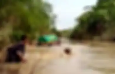 Pelayatnya Berenang di Sisi Kanan dan Kiri, Keranda Jenazah di Dusun Ini Harus Dihanyutkan Demi Bisa Sampai Pemakaman, Kepala Desa: Warga Sini Sudah Biasa