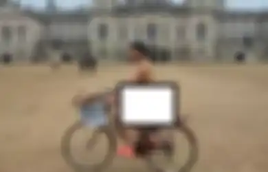 Cewek Ini Telanjang Sambil Bersepeda 16 Km, Punya Alasan Khusus