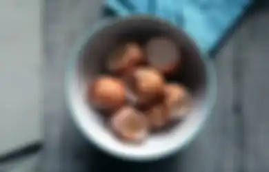 Nyesal Baru Tahu, Terungkap Cara Bersihkan Cangkang Telur yang Jatuh di Lantai, Taburi Garam Dahulu!