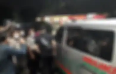 Terima Segepok Uang dari Warga, Ibunda Korban Tewas Bentrokan Laskar FPI dan Polisi Menangis Tersedu: 'Saya Butuh Keadilannya Saja'