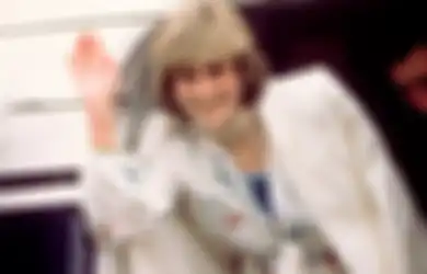 Nostalgia 5 Penampilan Princess Diana Pakai Outfit Floral. Charming!