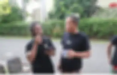 Datangi Rumah Sule, Pria Berbaju Hitam Tiba-tiba Menangis Sesegukan, Sang Komedian: Sok Minum Dulu, Udah Makan Belum?