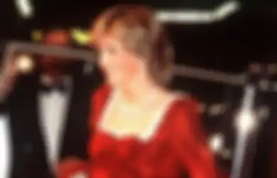 Stunning! Nostalgia 4 Penampilan Princess Diana Kenakan Dress Merah, Yuk!