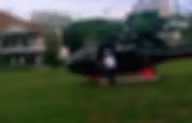 Viral Helikopter Mendarat di Lapangan Bola Depok Hingga Dikawal Koppasus dan Polairud, Ini Sosok yang Menumpanginya, Polisi Beri Penjelasan