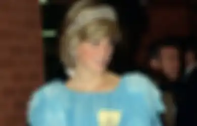 Favorit! 7 Penampilan Manis Princess Diana dalam Balutan Dress Biru