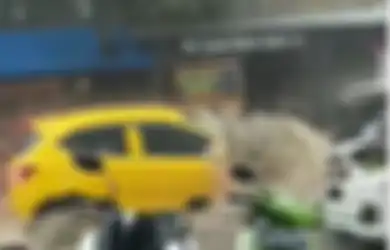 Jalanan Berubah Bak Sungai Beraliran Deras, Heboh Suasana Dramatis Mobil Kuning Terbawa Arus, Pak Camat Buka Suara