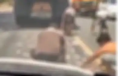 Viral Uang Rp 94 Juta Bertebaran di Jalanan Jadi Rebutan Warga, Pemiliknya Seorang Seles Makanan Ringan, Polisi: Diduga Kuat Jatuh dan Tertiup Angin