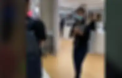 Cowok Pake Sendal Jepit Beli iPhone 12 Pro Dicuekin SPG Viral, Netizen Cerita Kejadian Sama