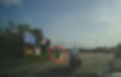 Dengan Santai Nyelonong Lampu Merah, Pengendara Motor Ini Tak Sadar Ada Polisi Lalu Lintas yang Kebetulan Sedang Berhenti, Endingnya Justru Tak Terduga