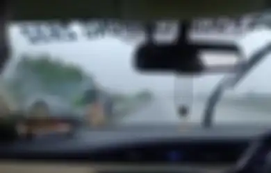 Bikin Petugas Patroli Terkejut, Ini Penyebab Ibu Ajak 2 Anaknya Jalan Kaki di Tol Saat Hujan Deras