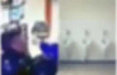 Mepet 5 Menit Sebelum Jam Pulang Kerja, 2 Polisi Ini Hubungan Suami Istri di Toilet Kantor, Langsung Diadukan ke Atasan Usai Diintip 2 Kali Masih Diteruskan