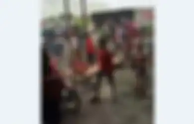 Emak-emak Makin Tak Tertandingi, Resah dengan Arena Perjudian yang Bandel Tak Mau Tutup, Heboh Aksi Ibu-ibu Hancurkan Mesin Judi
