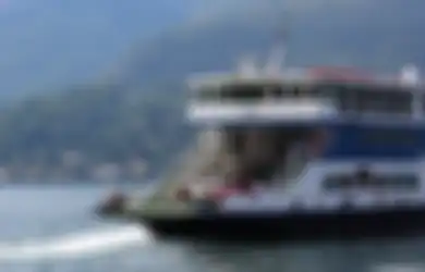 Tenggelam Perlahan Bak Adegan Film Titanic, Seisi Pelabuhan Sambas Mendadak Heboh Saksikan Detik-detik Kapal Feri Terbalik, Puluhan Kru dan Penumpang Histeris Loncat ke Air