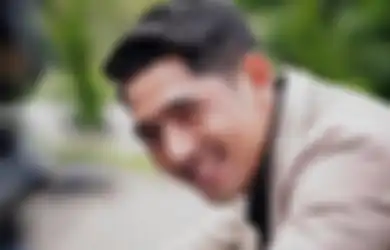 180 Derajat Berbeda dengan Kehidupannya Sebagai Aldebaran di Sinetron Ikatan Cinta, Arya Saloka Ternyata Hanya Sandal Jepitan saat Makan Bersama Keluarga, Netizen: Sederhana Banget...