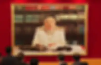 Pertama Kalinya dalam Sejarah, Kim Jong Un Tiba-tiba Berpidato Pakai Seragam Militer Lengkap dengan Segala Pangkatnya, Senapan Serbu Nampak di Meja, Akan Berperang?