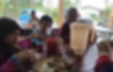 Disangka Warung Makan, Ternyata Satu Keluarga Santap Hidangan di Rumah Orang yang Gelar Hajatan, Akhirnya Malah Jadi Begini