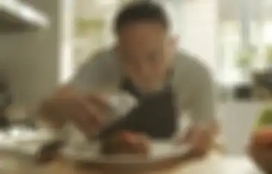 Verdi Solaiman Totalitas Peranin Chef di Film Cook Book dalam Quarantine Tales