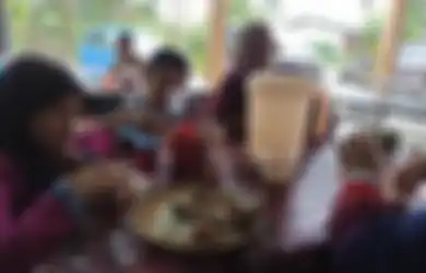 Lihat Antrean Panjang Hingga Main Pesan Makanan, Keluarga Ini Kepalang Malu Karena Makan di Rumah Orang