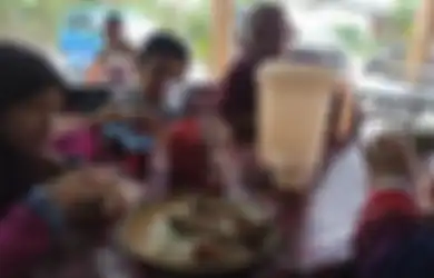Terlanjur Lahap dan Dapat Pelayanan Istimewa, Keluarga Ini Baru Sadar Mereka Makan di Rumah Orang yang Disangka Warung Jajanan, Bapaknya Malu Bukan Kepalang Anaknya Minta Tambah Lauk