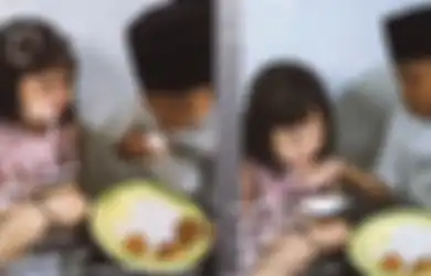 Suapi Sang Adik Pakai Tangannya Sendiri, Sosok Bocah dalam Video Viral Ini Ternyata Seorang Santri, Sang Ibu Refleks Lakukan Ini