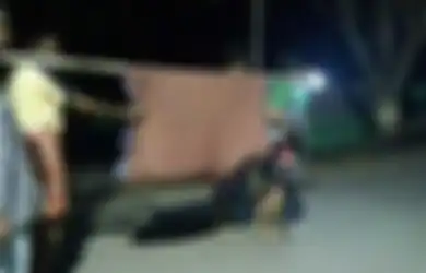 Puskesmas Tolak Halus Antar Pakai Ambulans, Jenazah Wanita Terpaksa Ditandu ke Rumah Duka, Warga Jatuh Bangun Karena Jalan Licin Diguyur Hujan