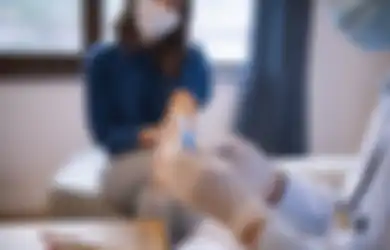 Kenapa Kita Tetap Harus Pakai Masker Meski Telah Divaksin COVID-19?