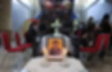 Nyawa Bapaknya Melayang Tertimpa Longsor Saat Benahi Saluran Mampet, Anak Aiptu Kifni Nangis di Sebelah Peti Jenazah: Ayah, Saya Lapar, Buatkan Telur