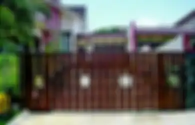 Pagar Cantik Tampil Alami dengan Kayu Imitasi, Aman dari Korosi!