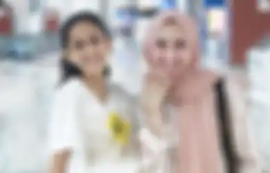Kece! 4 Gaya Kompak Anak Ramzi, Asila Maisa & Mama Pakai Outfit Putih