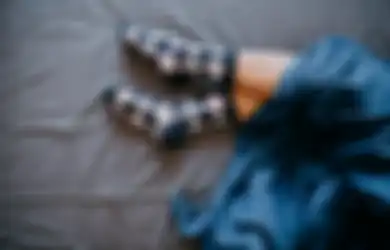 Bukan Cuma Mencegah Dingin, Ini Manfaat Tidur Pakai Kaos Kaki!