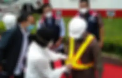 Pekerjakan Mantan Pemulung di Perusahaan BUMN Waskita Karya, Mensos Tri Rismaharini: Tolong Jaga Kepercayaan, Kita Tidak Bisa Seenaknya 