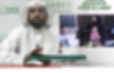 Bukan Ummu Nadia atau Ummu Fahad, Sosok Wanita Berjilbab Hitam Ini Ramai Disebut Sebagai Istri Syekh Ali Jaber, Adik Sang Ulama Langsung Buka Suara